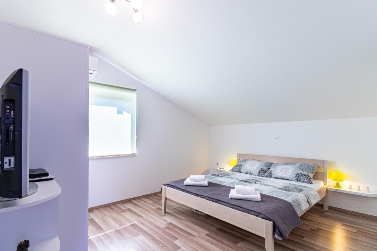 Apartments With A Parking Space Bilice, Krka - 13545 Sibenik Luaran gambar