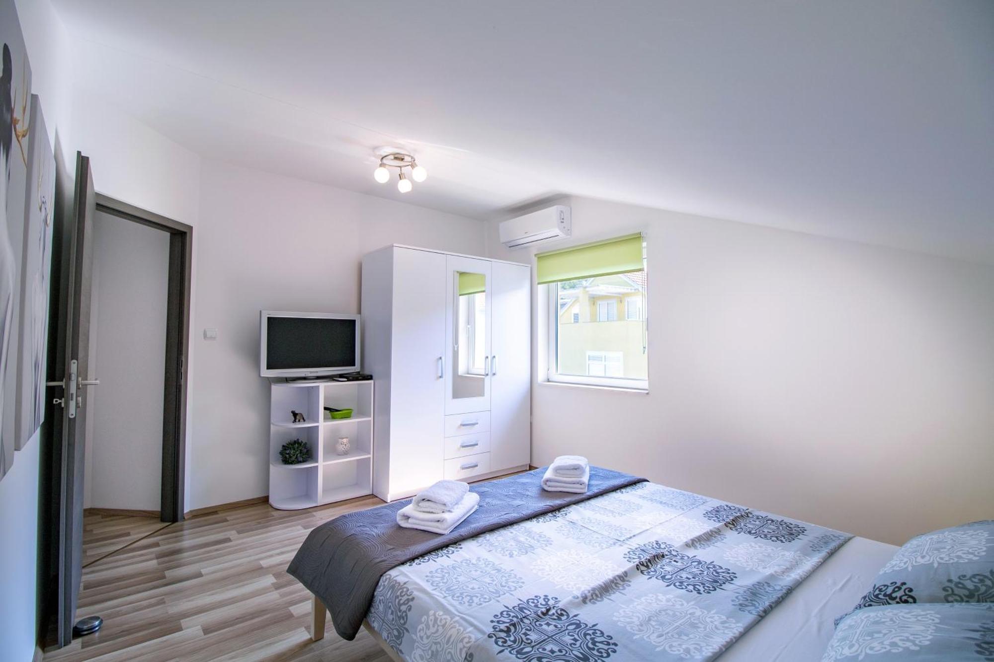 Apartments With A Parking Space Bilice, Krka - 13545 Sibenik Bilik gambar